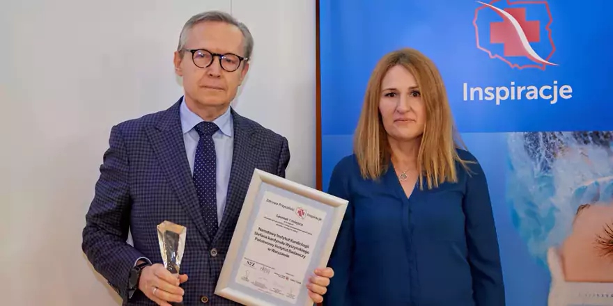  Prof. Rafał Dąbrowski - zastępca dyrektora ds. klinicznych trzymający nagrodę wraz z przedstawicielką konkursu Idea Trade 
