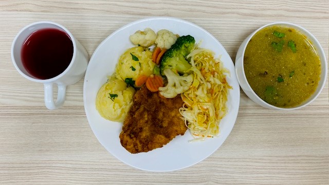 Obiad - zupa szczawiowa, filet z piersi kurczaka, sos kremowy z białych warzyw, ziemniaki, surówka z białej kapusty